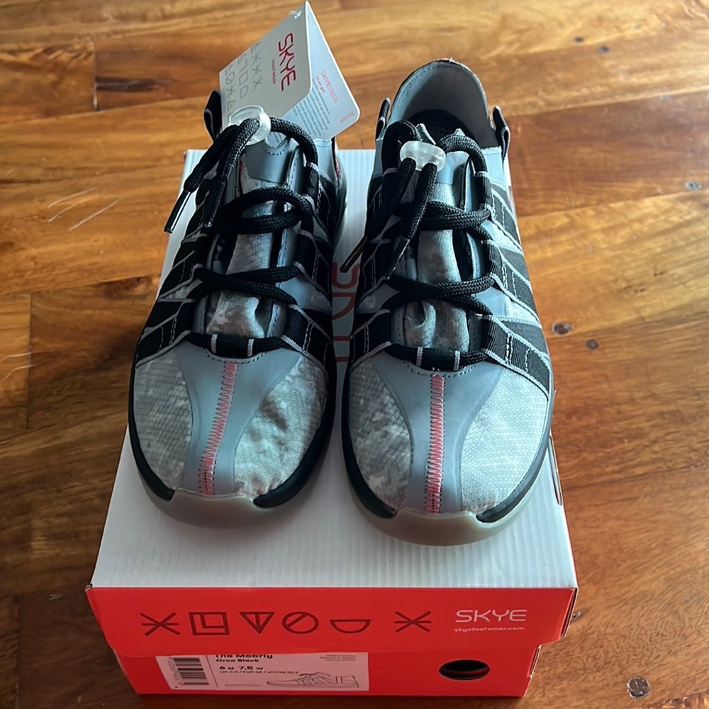 NIB SKYE Footwear - tapered fit size 7.5* 100% Waterproof.  Orca Black color.